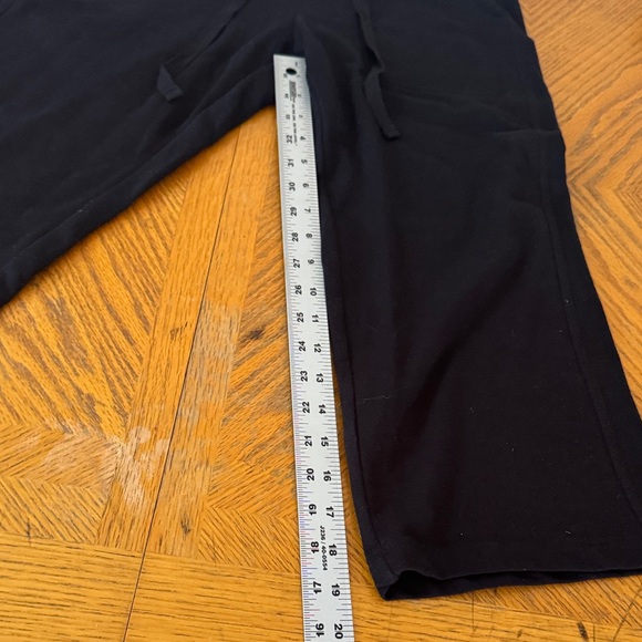 Stylish Black Drawstring Capris - Picture 2 of 9